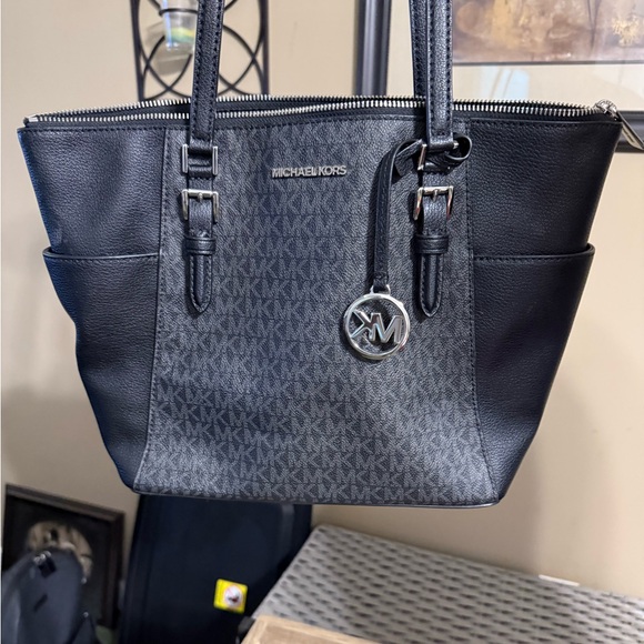 Michael kors purse - Picture 2 of 2